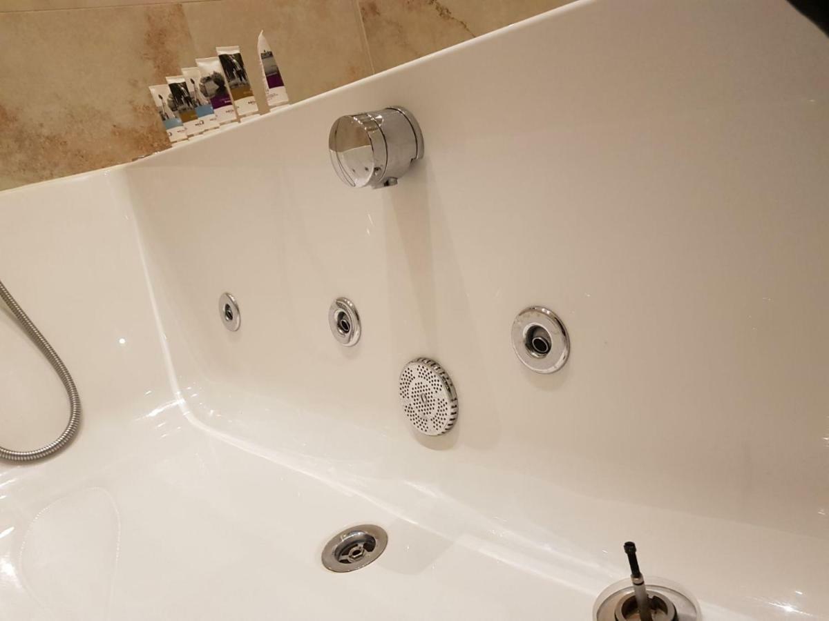Heart Of Knightsbridge - Stunning Air Conditioned Apartment - 1 Minute Walk From Harrods Londra Exterior foto